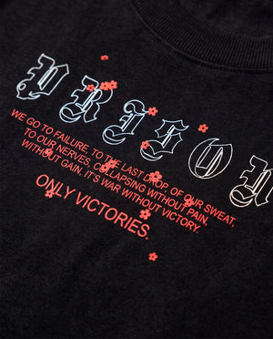 Detalhe da estampa frontal da camiseta oversized Only Victories Prison preta.