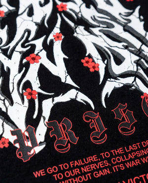 Detalhe do texto em vermelho e do gótico Prison na camiseta oversized Only Victories.