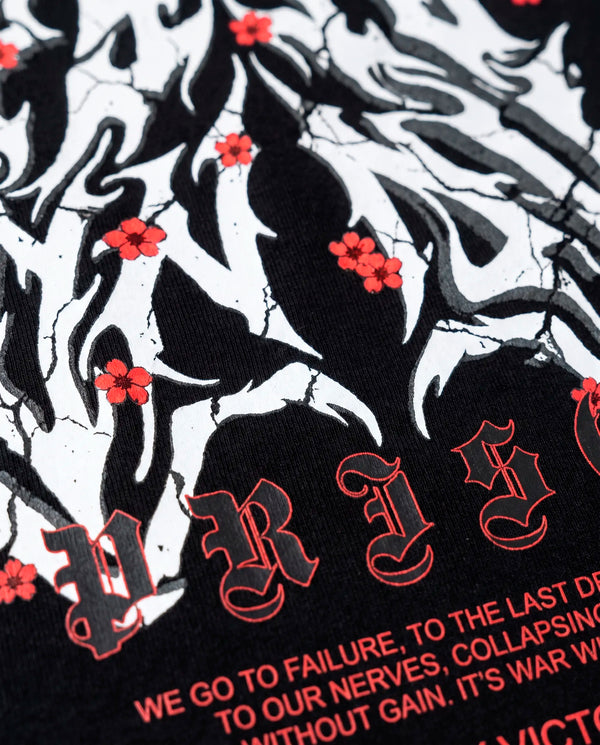 Detalhe do texto em vermelho e do gótico Prison na camiseta oversized Only Victories.