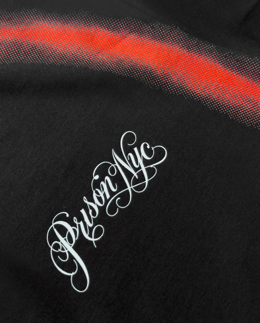 Detalhe da malha preta e da estampa da camiseta oversized Seven Flames.