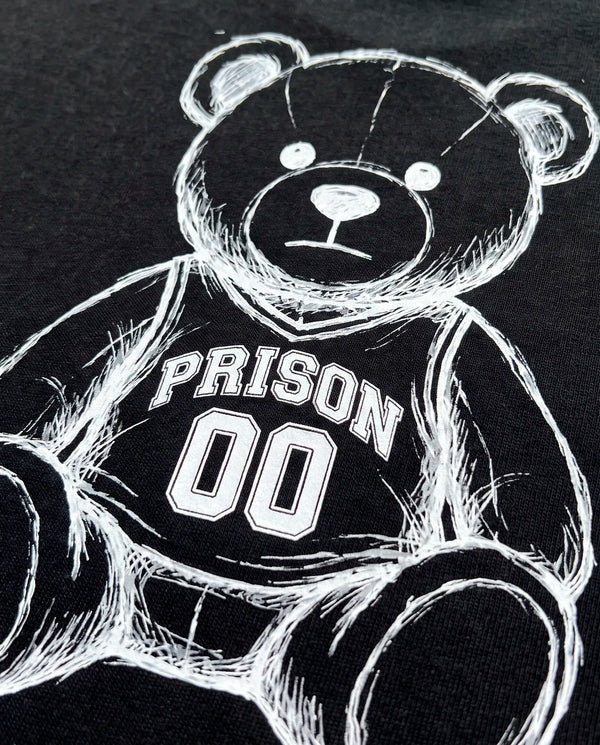 Costas da camiseta oversized Super Bear Prison preta com urso rabiscado vestindo jersey 00.