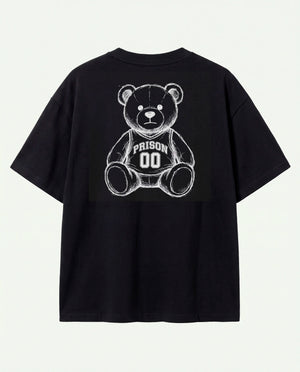 Mockup da camiseta oversized Super Bear Prison preta com o urso em escala cheia.