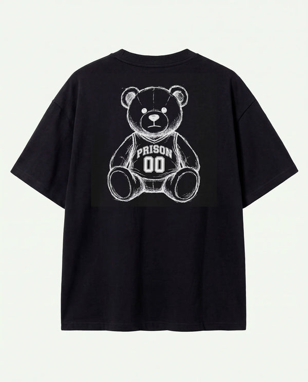 Mockup da camiseta oversized Super Bear Prison preta com o urso em escala cheia.