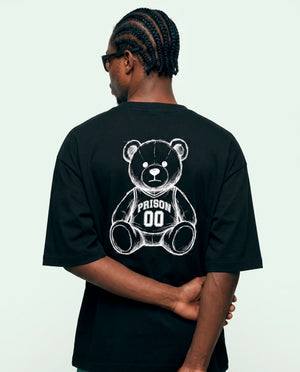 Modelo de costas vestindo a camiseta oversized Super Bear Prison preta com urso nas costas.