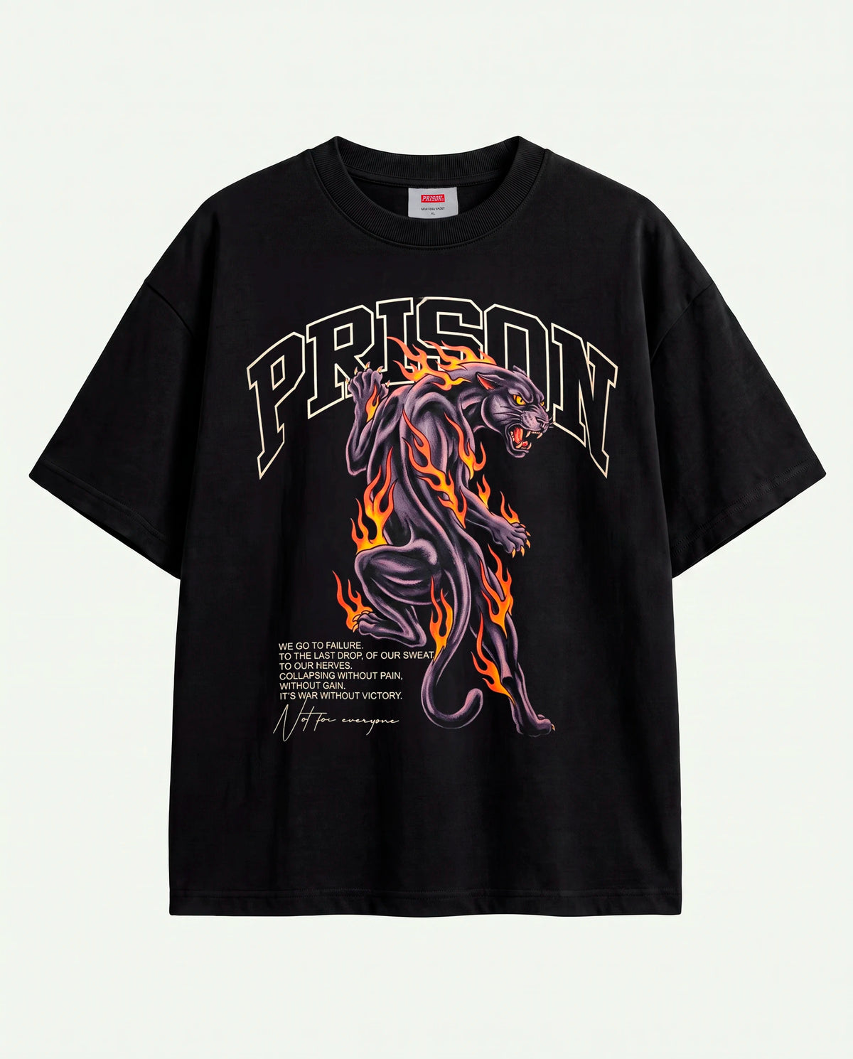 Camiseta oversized Panther Fire Prison preta estendida, estampa de pantera em chamas na frente.