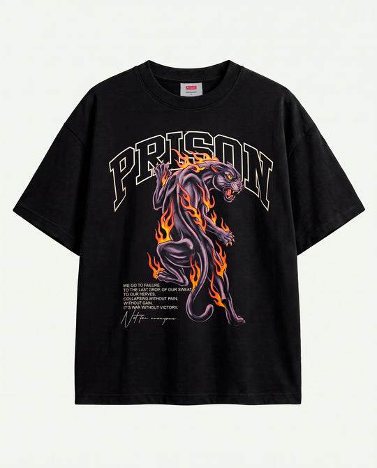 Camiseta oversized Panther Fire Prison preta estendida, estampa de pantera em chamas na frente.