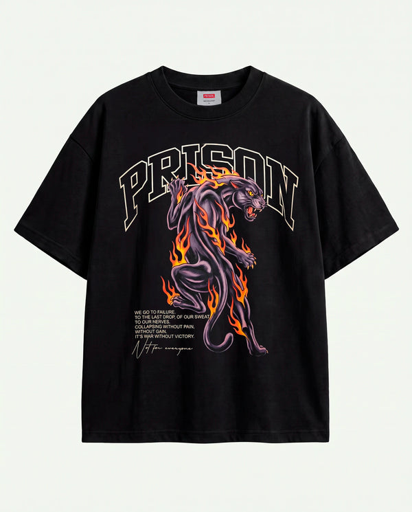 Camiseta oversized Panther Fire Prison preta estendida, estampa de pantera em chamas na frente.
