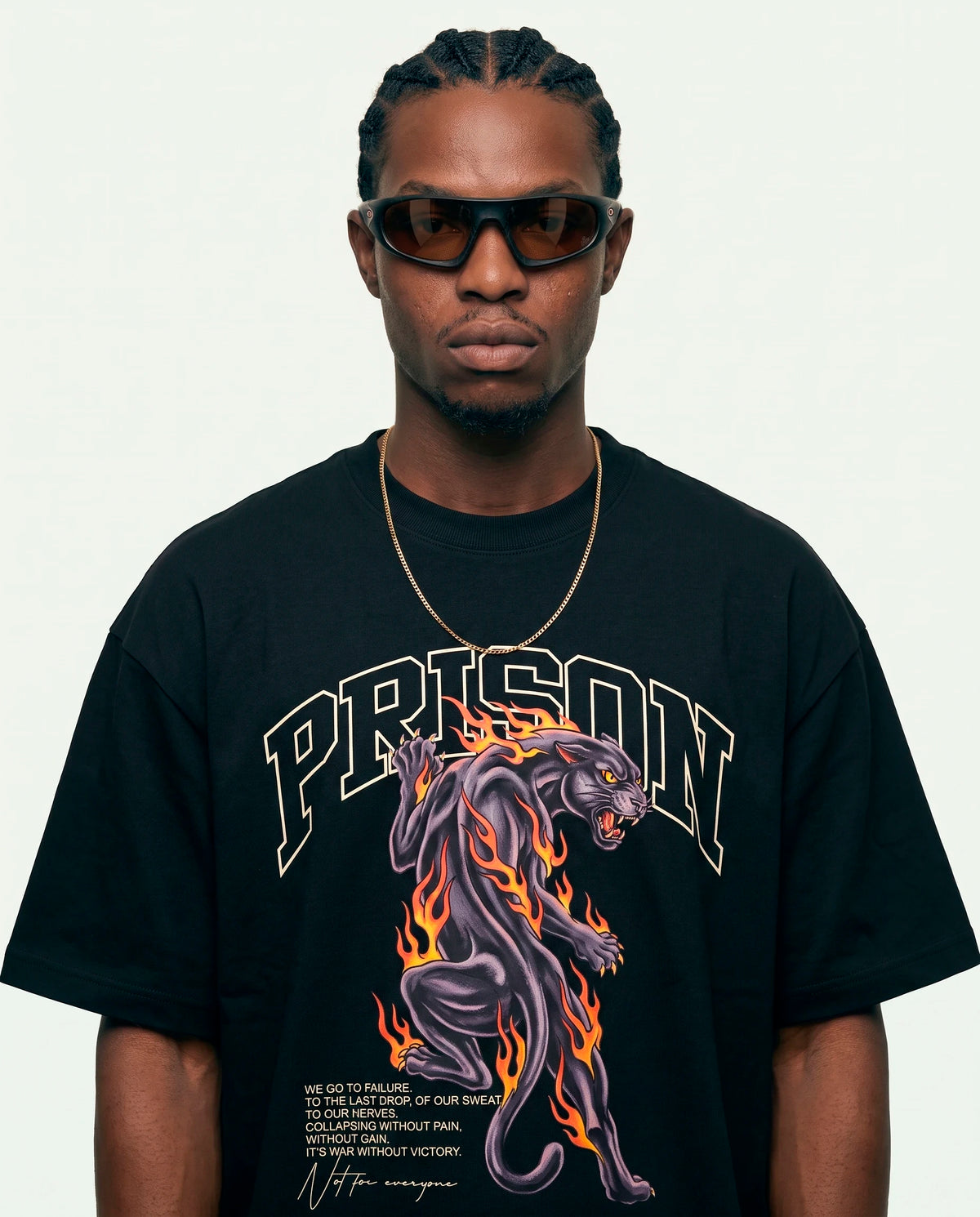 Modelo vestindo a camiseta oversized Panther Fire Prison preta com estampa frontal em roxo.