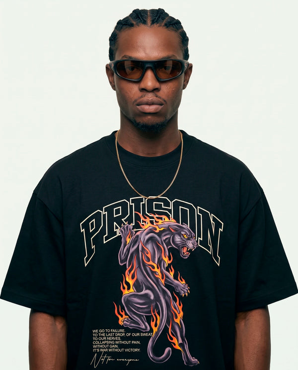 Modelo vestindo a camiseta oversized Panther Fire Prison preta com estampa frontal em roxo.