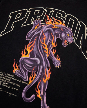 Detalhe da pantera em chamas roxa e laranja na camiseta oversized Prison preta.