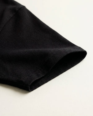 Detalhe da manga e do tecido de algodão da camiseta oversized Panther Fire preta.