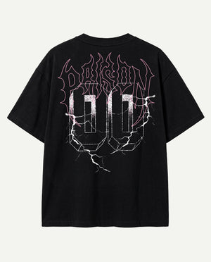 Costas da camiseta oversized Thunder Prison preta com logo em traço de metal e raios.