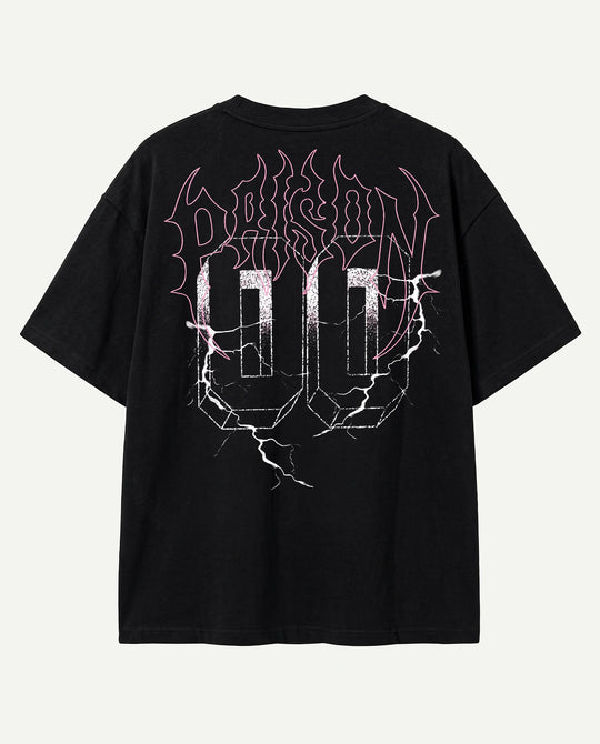 Camiseta oversized Thunder Prison preta estendida com raios em rosa e branco na frente.