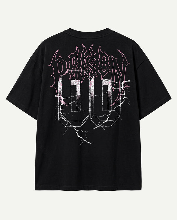 Costas da camiseta oversized Thunder Prison preta com logo em traço de metal e raios.