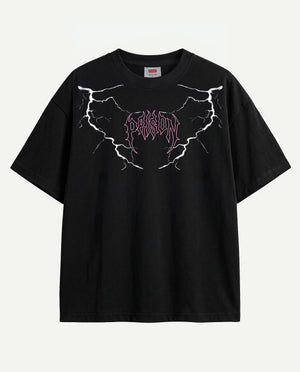 Camiseta oversized Thunder Prison preta estendida com raios em rosa e branco na frente.