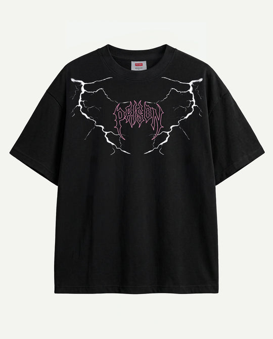 Camiseta oversized Thunder Prison preta estendida com raios em rosa e branco na frente.