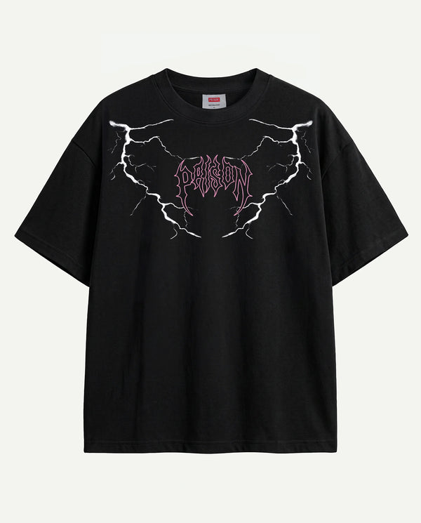 Camiseta oversized Thunder Prison preta estendida com raios em rosa e branco na frente.