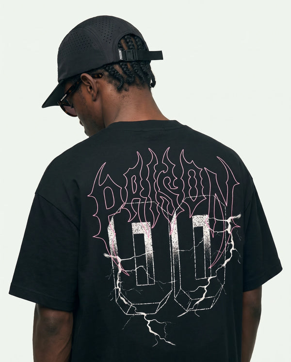 Modelo de boné vestindo a camiseta oversized Thunder Prison preta, vista de costas.