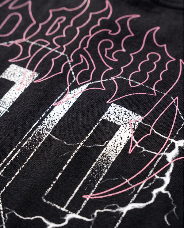 Detalhe ampliado do logo em estilo metal nas costas da camiseta oversized Thunder preta.