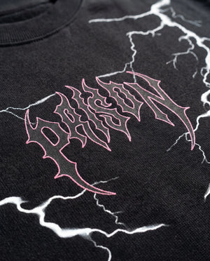 Detalhe da estampa frontal de raios da camiseta oversized Thunder Prison preta.