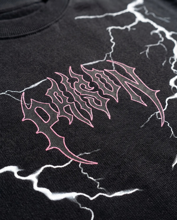 Detalhe da estampa frontal de raios da camiseta oversized Thunder Prison preta.
