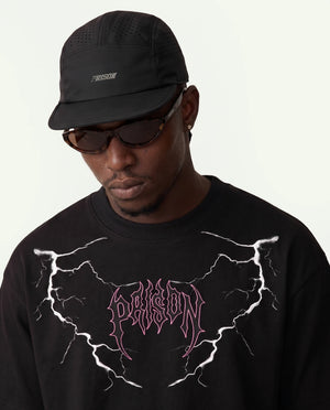 Camiseta oversized Thunder Prison preta estendida em vista completa.