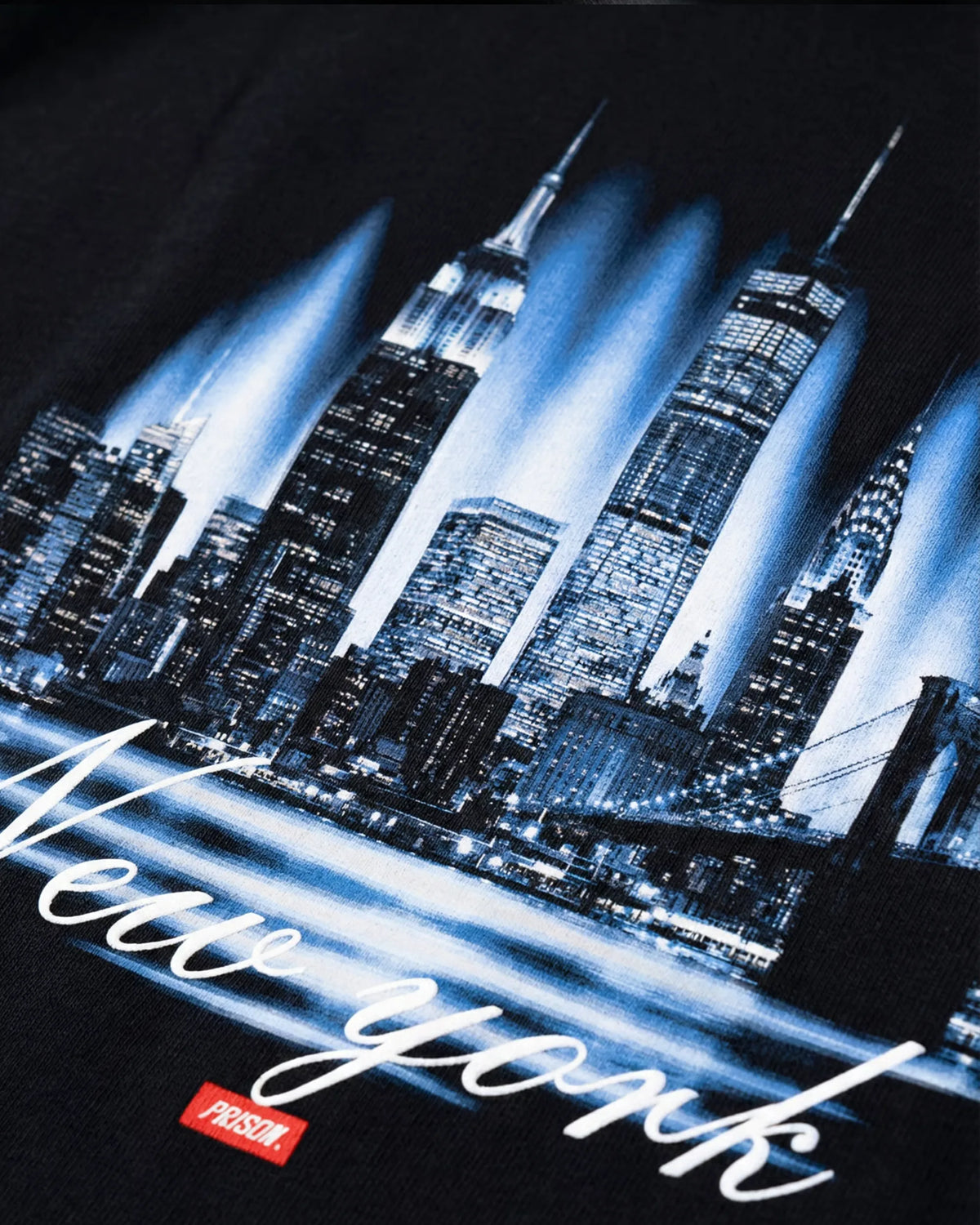 Camiseta oversized New York Skyline Glow preta PRISON® detalhe da estampa
