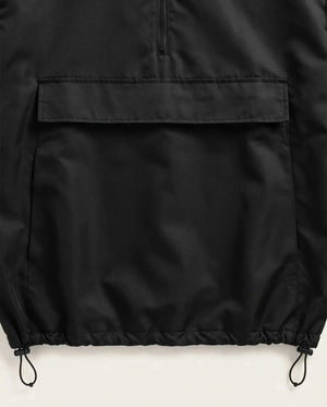 Detalhe do bolso frontal da jaqueta corta-vento masculina preta Prison
