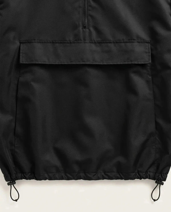 Detalhe do bolso frontal da jaqueta corta-vento masculina preta Prison