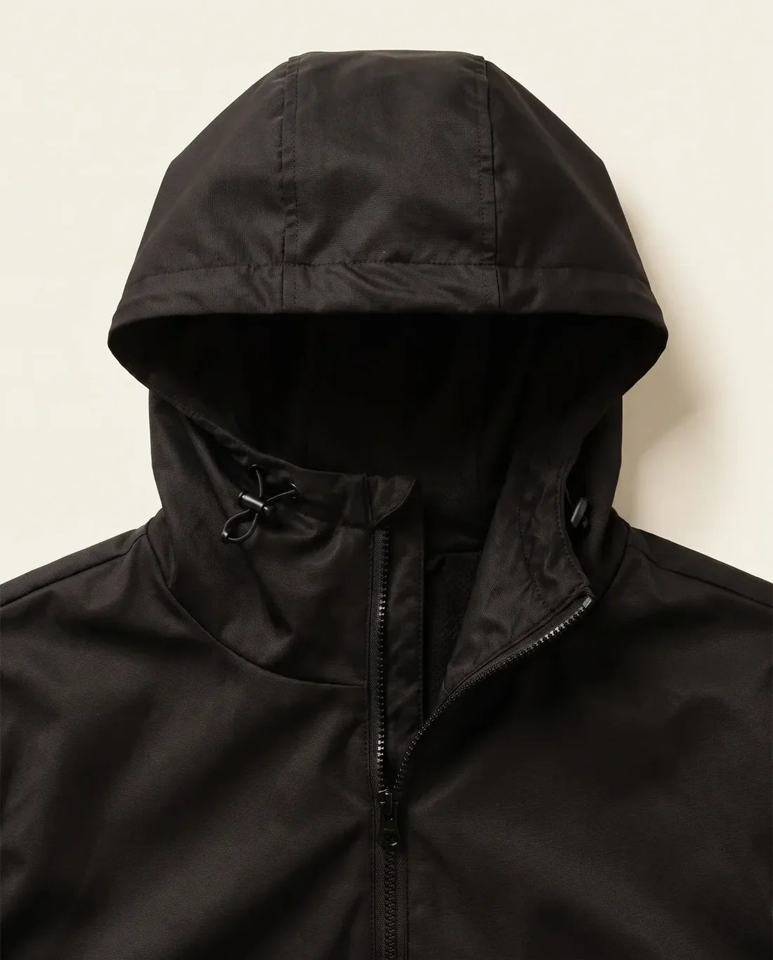 Detalhe do ajuste do capuz da jaqueta corta-vento masculina preta