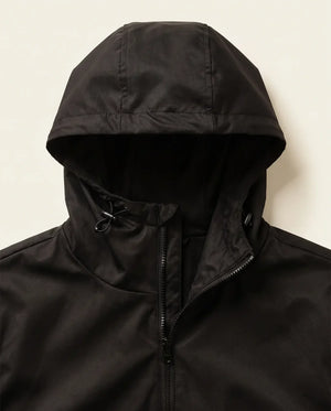 Detalhe do ajuste do capuz da jaqueta corta-vento masculina preta