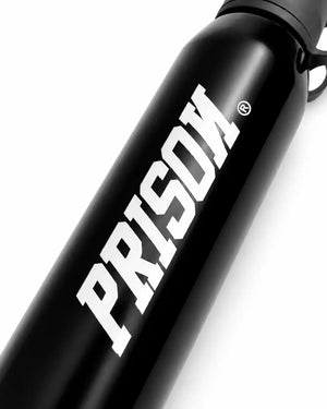 Detalhe do logotipo PRISON vertical na garrafa térmica preta