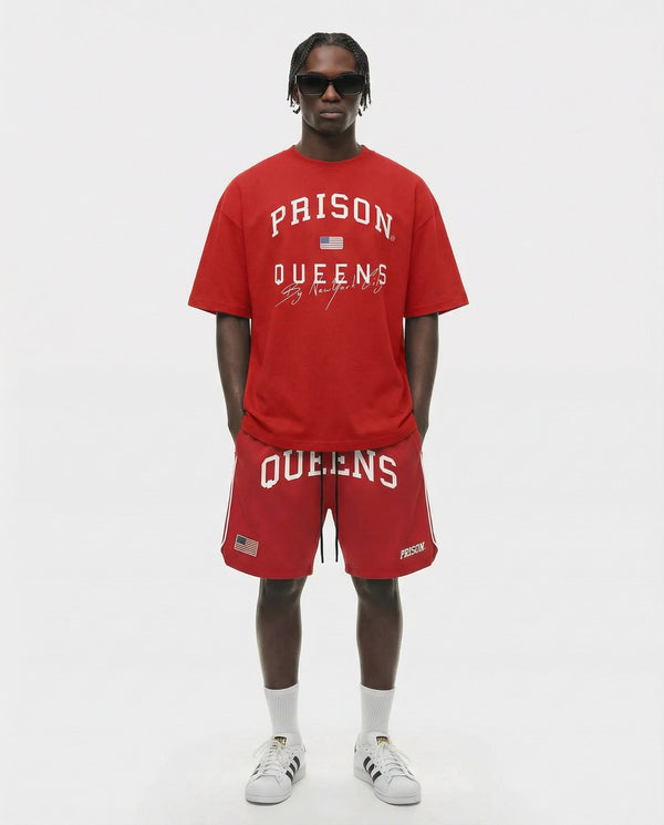 Camiseta oversized Queens Varsity vermelha PRISON® foto conceito