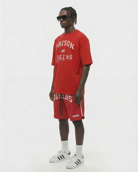 Camiseta oversized Queens Varsity vermelha PRISON® vista frontal