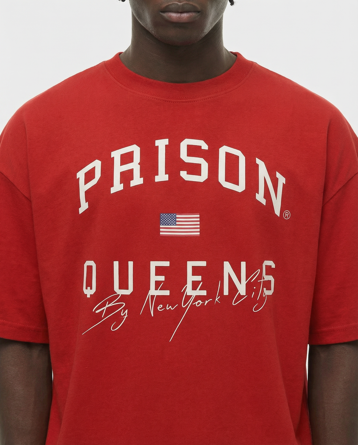 Camiseta oversized Queens Varsity vermelha PRISON® detalhe da estampa