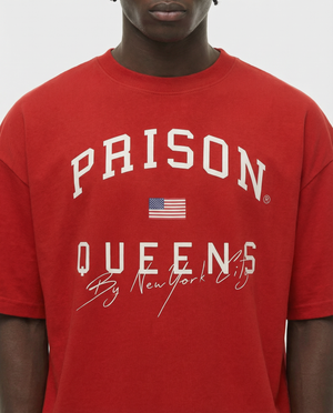 Camiseta oversized Queens Varsity vermelha PRISON® detalhe da estampa