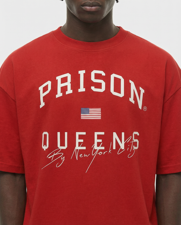 Camiseta oversized Queens Varsity vermelha PRISON® detalhe da estampa