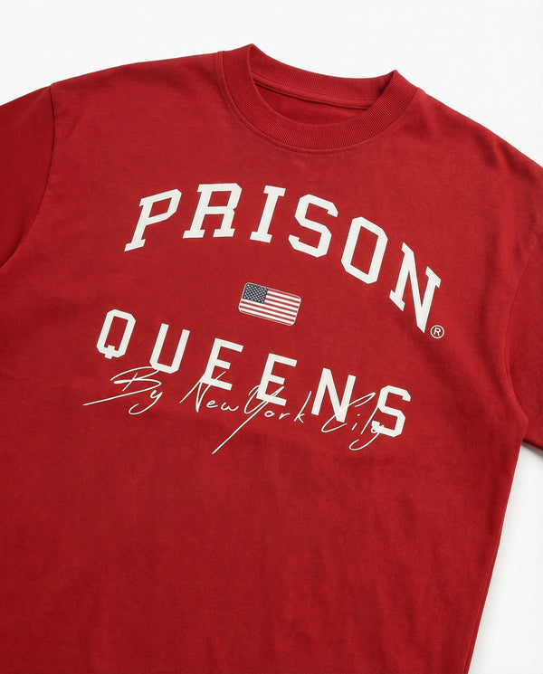 Camiseta oversized Queens Varsity vermelha PRISON® no modelo