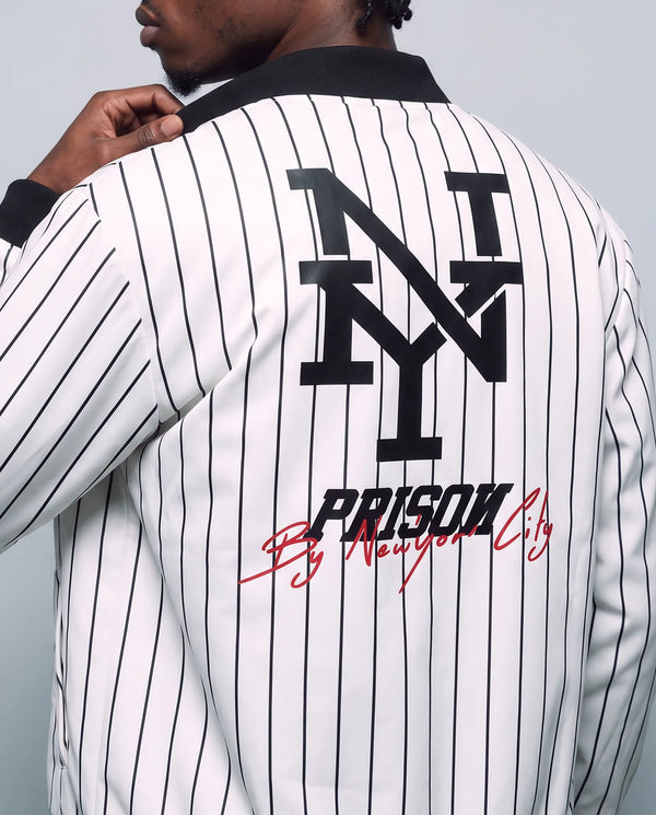Look com a jaqueta corta-vento masculina listrada Prison de costas