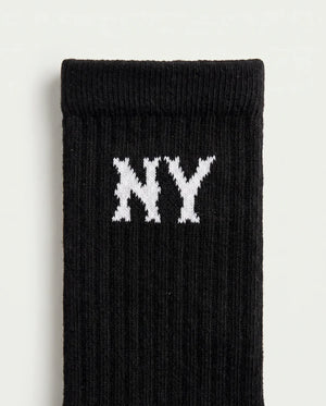 Detalhe do lettering NY no cano da meia masculina preta Prison