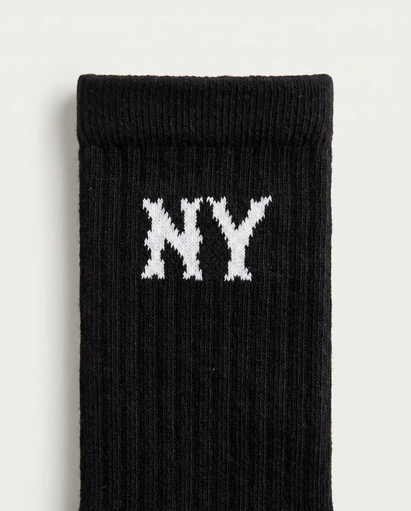 Detalhe do lettering NY no cano da meia masculina preta Prison