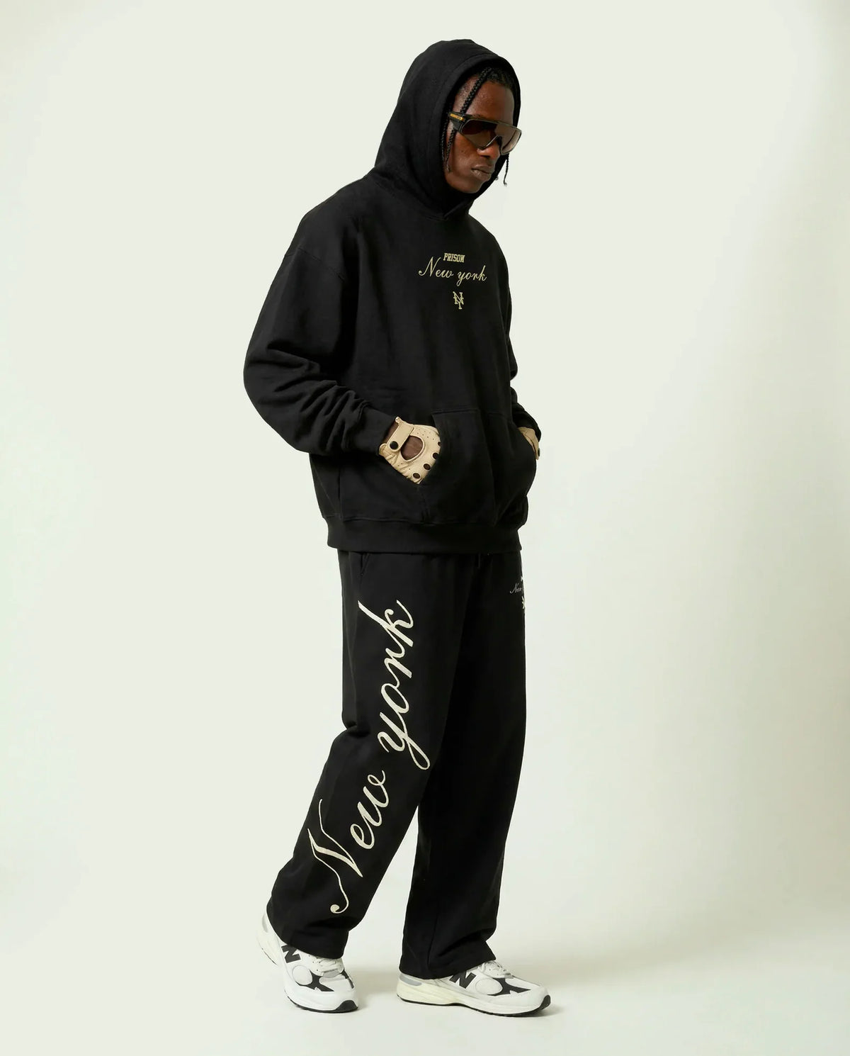 Lateral do moletom com capuz masculino preto New York Prison