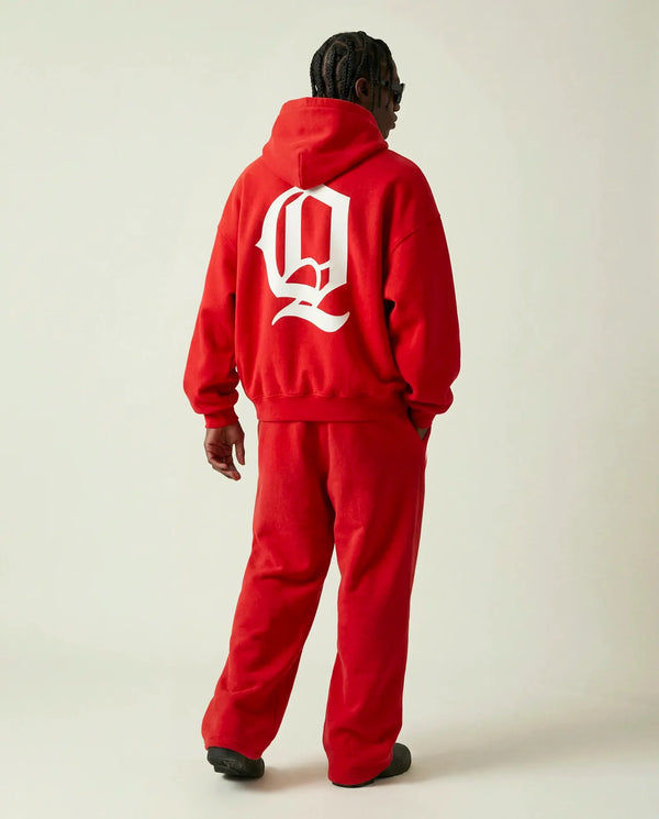 Costas do moletom masculino vermelho Queens Prison com o Q do Queens