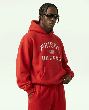 Lateral do moletom masculino vermelho Queens Prison