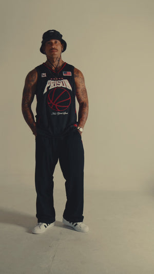 Bucket hat over new preto