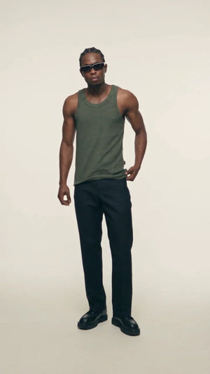 Regata Canelada Masculina PRISON® Verde Militar em movimento, com vista frontal e detalhe da gola.