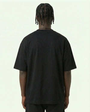 Camiseta oversized 24 Champs Basketball preta PRISON® no modelo vista das costas