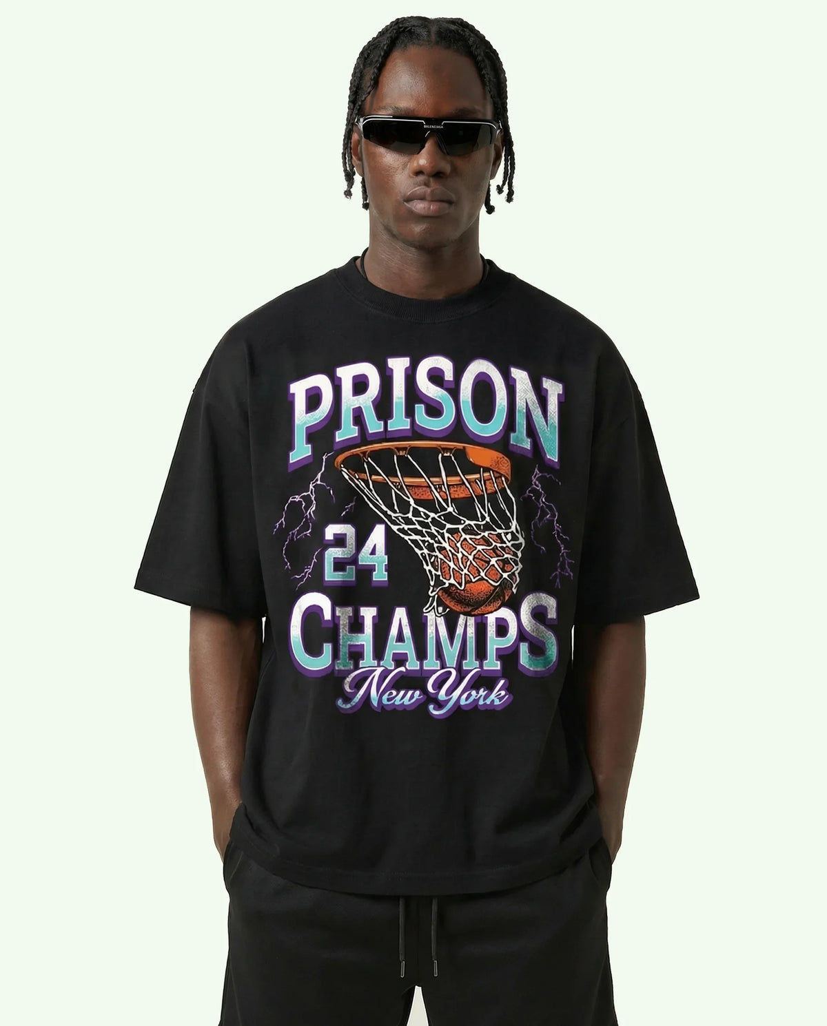 Camiseta oversized 24 Champs Basketball preta PRISON® look completo no modelo
