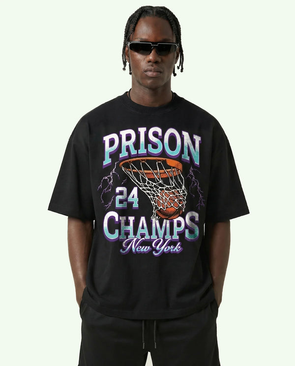 Camiseta oversized 24 Champs Basketball preta PRISON® look completo no modelo