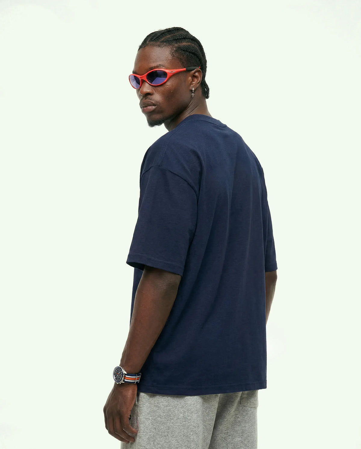 Camiseta oversized USA Flag Logo azul-marinho PRISON® no modelo vista das costas